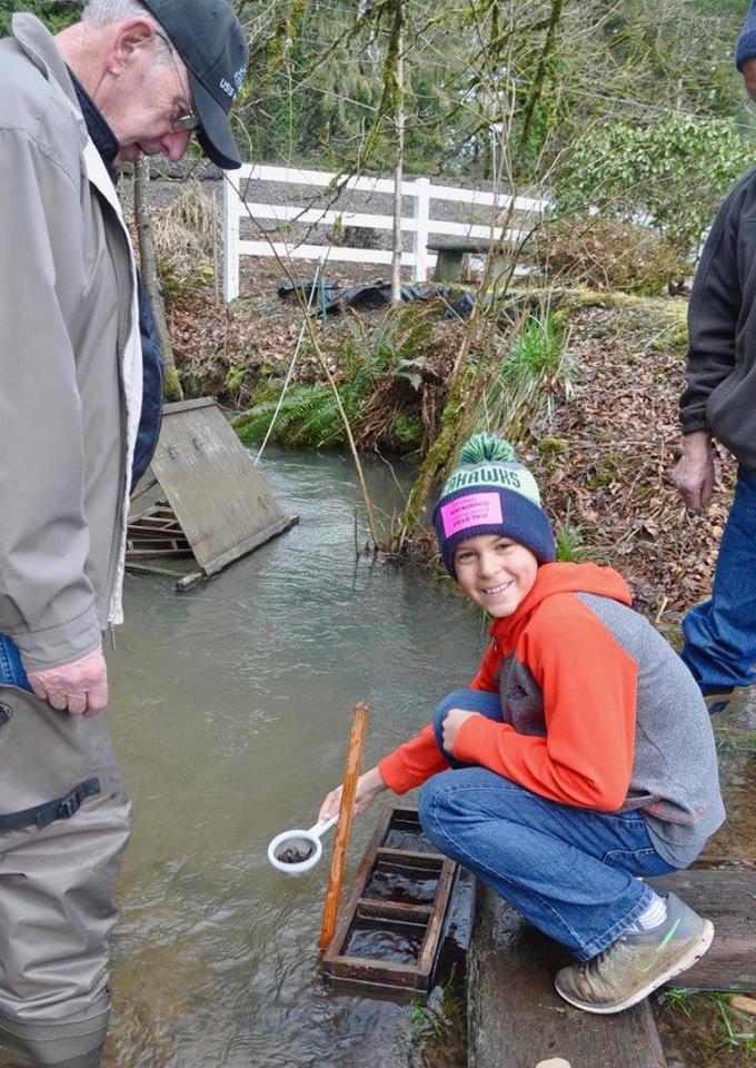 Battleground 4th graders release 10,000 salmon!